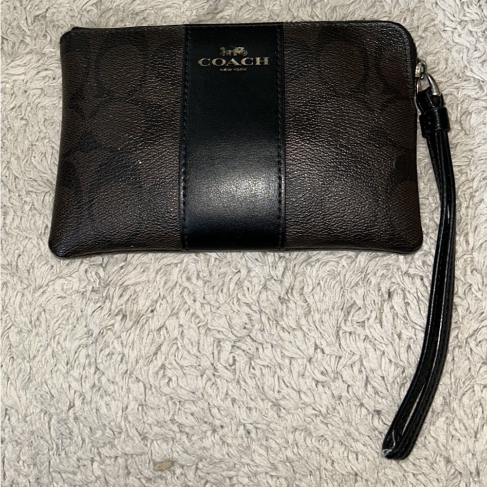 Corner Zip Wristlet
